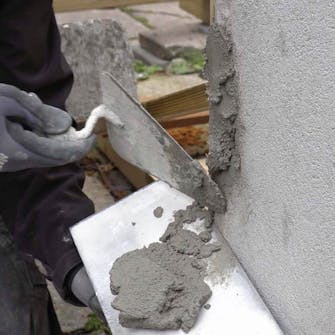 Ødelagt hjørne på pusset murvegg: Fyll og press Ødelagt hjørne på pusset murvegg: Fyll og press